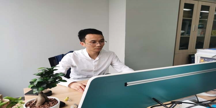 人物丨成功不信鸡汤，8年实干从员工到副总！