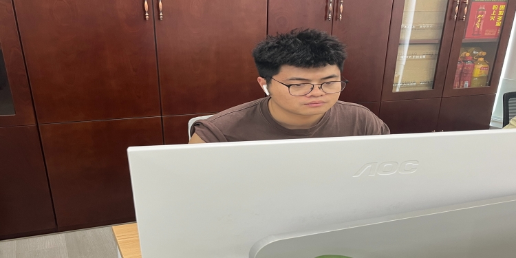 人物丨办公室里的小隐形，背地里却是个阳光开朗大男孩